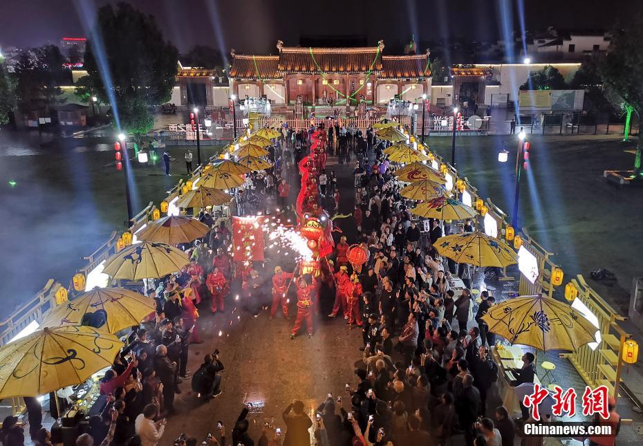 图为10月17日，安徽歙县徽州古城进行非遗民俗表演，许村板凳龙在古城上演。 中新社记者 杜洋 摄