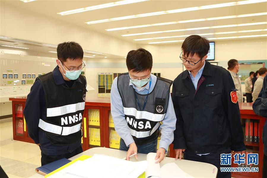 10月20日，华东核与辐射安全监督站工作人员在现场核查释放。新华社发 中核集团福建福清核电有限公司 供图