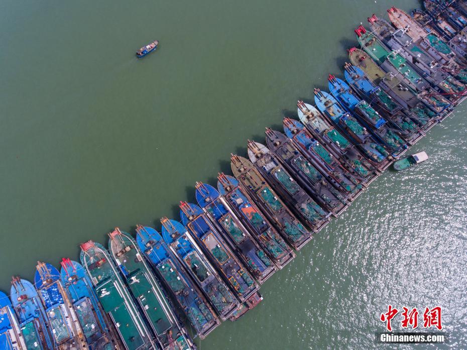 10月22日,航拍海口海甸河内停靠着众多回港避风的船只.