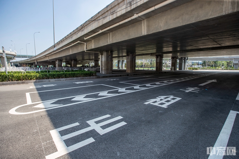 位于清河站西广场南侧的出租车区域设有上客站台15个、180个出租车蓄车位(含发车位)，为乘客出行提供出租车接驳服务。