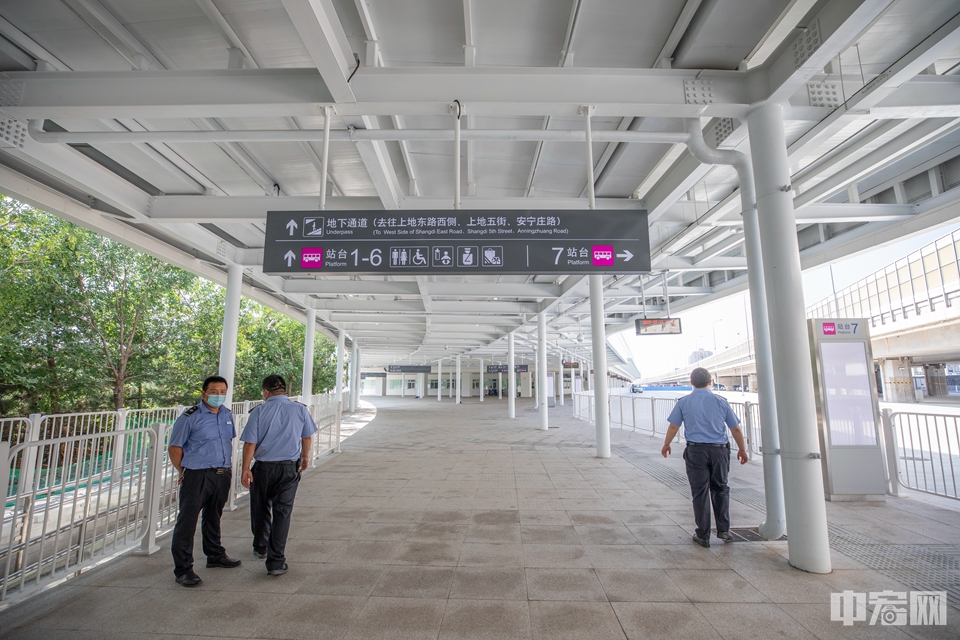 作为2022年北京冬奥会配套工程，枢纽站内配备导乘标志标识、服务咨询窗口、母婴室及无障碍设施等便民服务。