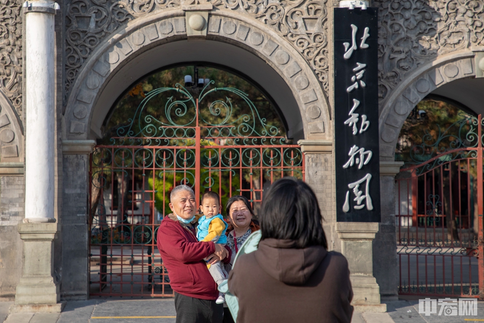 市民在北京动物园已停用的正门前拍照留念。