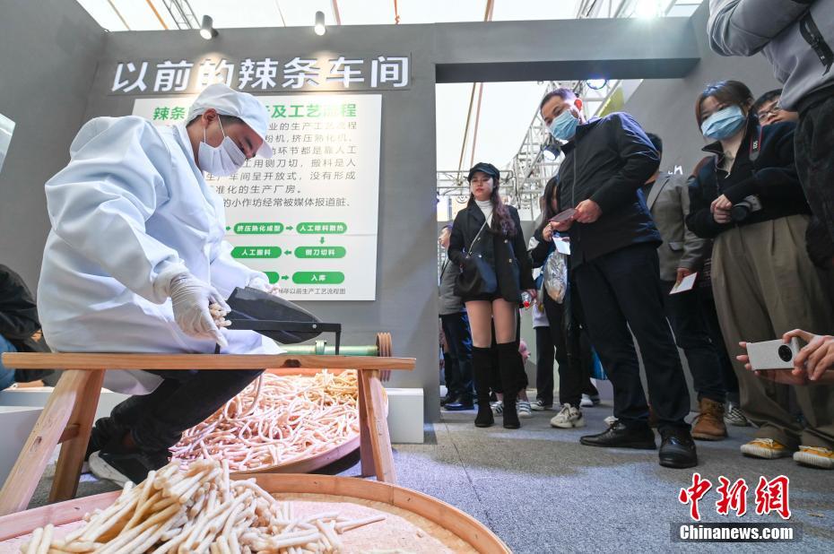 11月1日，工作人员还原老式的辣条车间。当日，首个辣条博物馆在湖南长沙开馆。该馆介绍了辣条发源地湖南平江的辣条发展史，并用科学的方式展示了辣条的生产与检测，让民众近距离了解辣条。中新社记者 杨华峰 摄