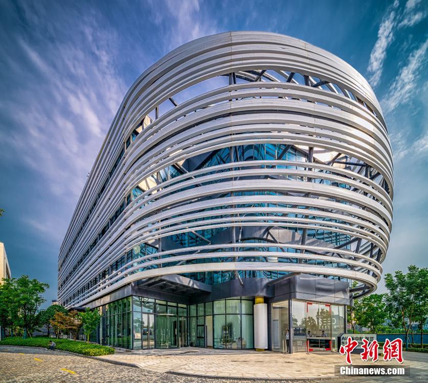 无人餐车为你送上美味午餐，“刷脸”吃饭，步道上，人工智能垃圾桶、智慧路灯、绿植灌溉“各司其职”，无人机在园区上空飞行巡检，河道中有无人船和水下机器人在监测水质……这是上海张江人工智能岛上的“常态”。图/文 高志苗 陈溯
