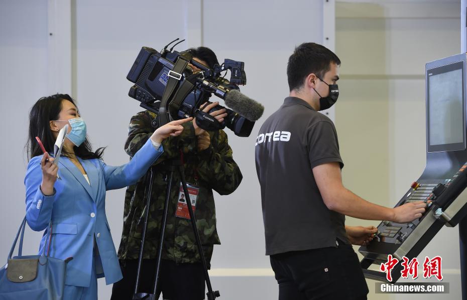 11月8日,媒体记者采访在上海举办的第三届中国国际进口博览会