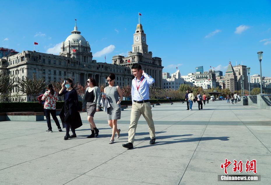 11月18日，行人身着夏装在上海外滩观景平台游览。当日，上海的温度不断升高，截至14时，徐家汇站的气温已升至27.2℃，刷新了本世纪11月中旬同期最高气温纪录。之前纪录是2002年11月11日和2019年11月17日，日最高气温为24.2℃。 中新社记者 汤彦俊 摄