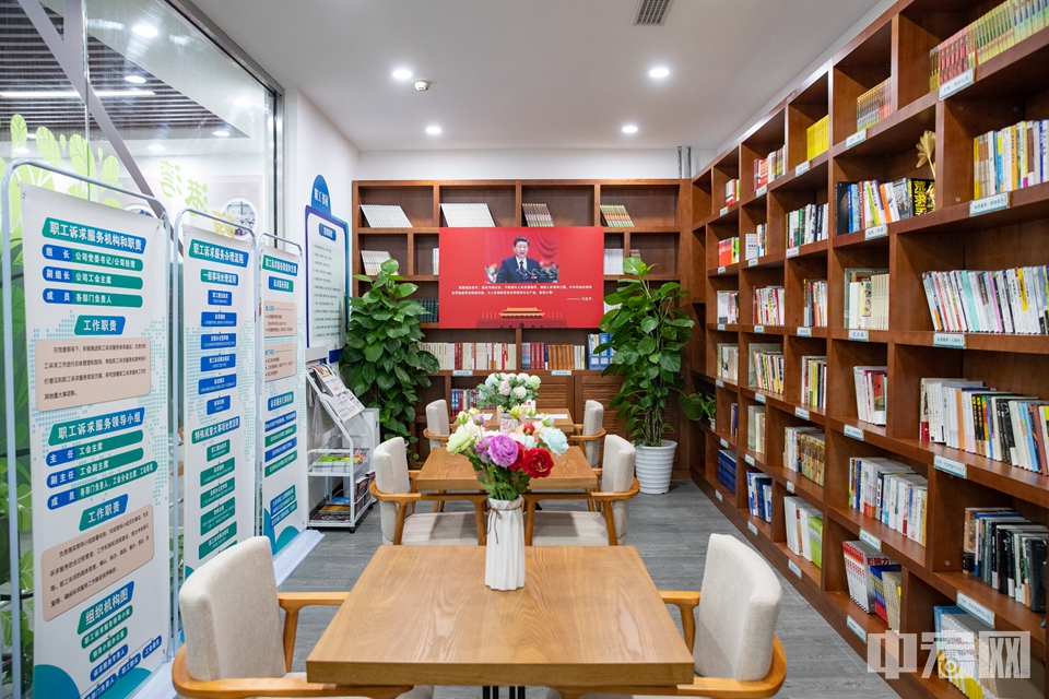 在房山供电公司的职工之家，有一个名为藏书阁的书屋，阅读面积达135平方米，藏书100余册。据介绍，藏书阁的目标是汲取5000余册优秀藏书。