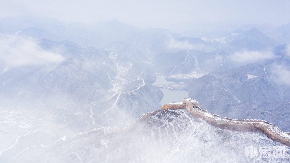中宏网11月21日电（记者 康书源）今天清晨，北京的初雪如约而至。俯瞰白雪中如龙腾飞的黄花城水长城，别有一番美景。