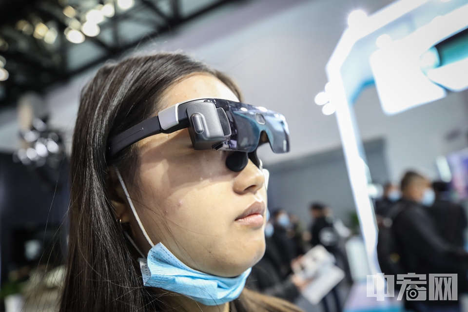 工作人员展示警用VR眼镜，可以实现犹如科幻电影般的功能，执行任务时直接在眼镜上显示各种信息。 中宏网记者 富宇 摄