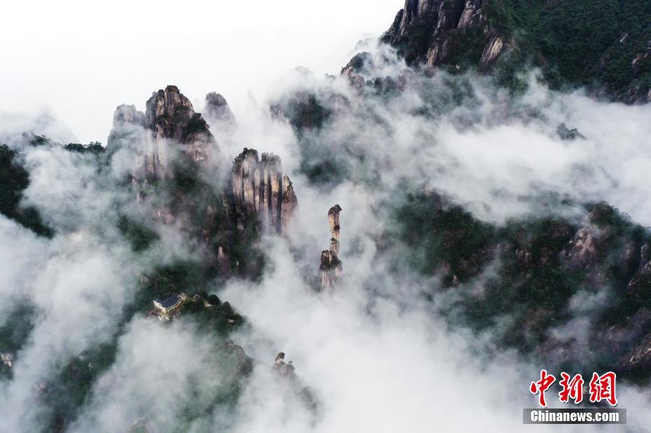11月29日，初冬时节，江西省上饶市三清山云雾缭绕。 中新社记者 刘占昆 摄