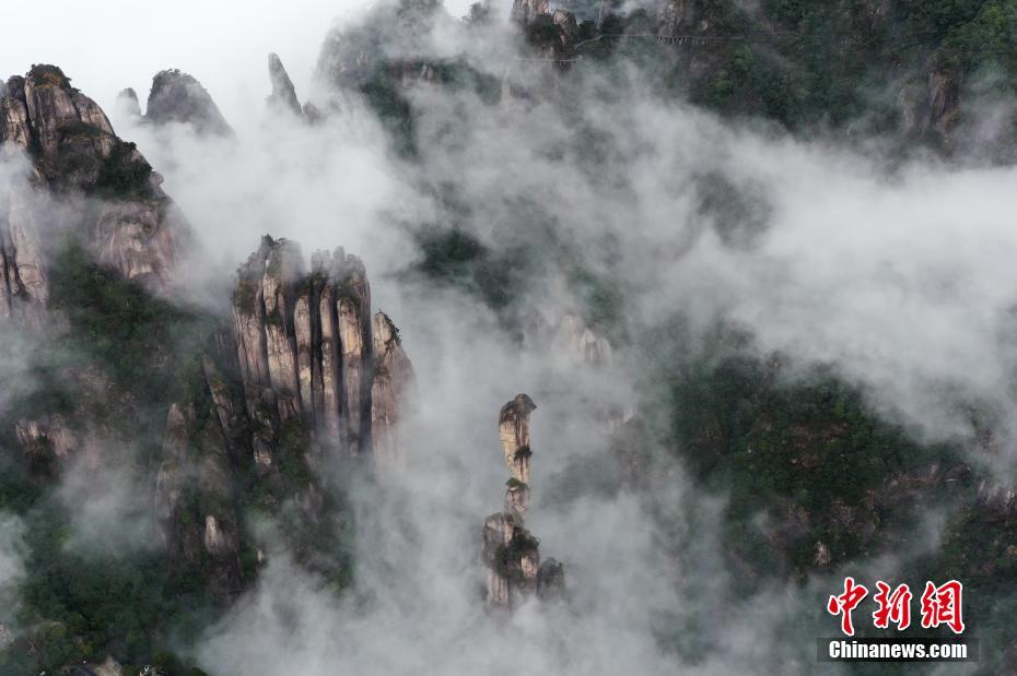 11月29日，初冬时节，江西省上饶市三清山云雾缭绕。 中新社记者 刘占昆 摄