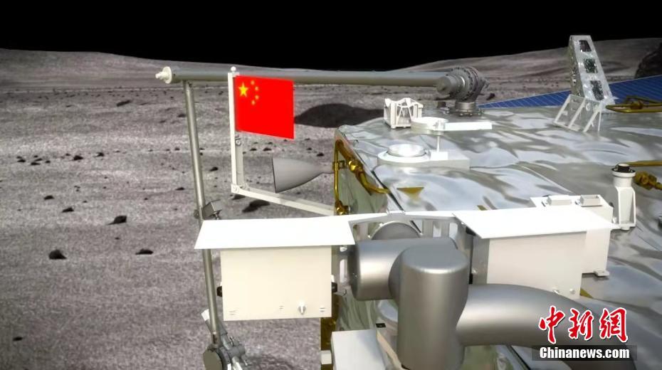 点火起飞前，嫦娥五号着上组合体实现月面五星红旗展开，这是中国在月球表面首次实现五星红旗的“独立展示”。这面闪耀月球的五星红旗重量只有1公斤，在正负150摄氏度的温差下仍能“保持本色”。图为五星红旗月面展示模拟图。 国家航天局供图 摄影：张高翔
