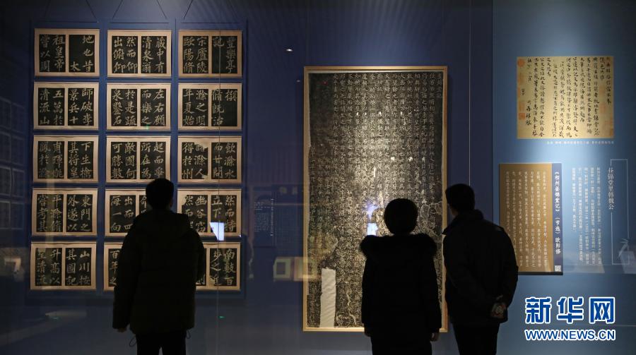 12月4日，参观者在观看展出的文物。 新华社记者 姚剑锋 摄