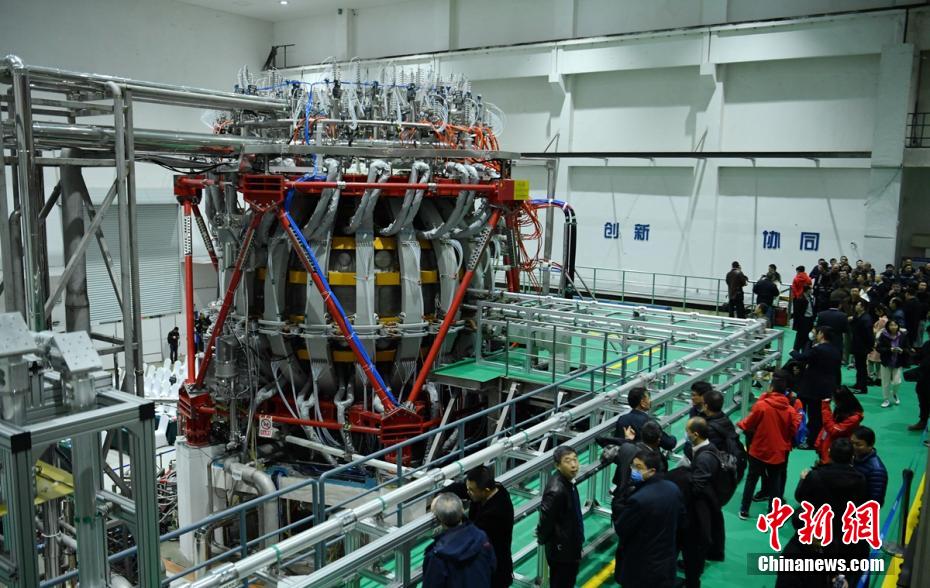 12月4日，中国新一代“人造太阳”装置——“中国环流器二号M”（HL-2M）装置在四川成都建成并实现首次放电，这标志着中国自主掌握了大型先进托卡马克装置的设计、建造、运行技术，为中国核聚变堆的自主设计与建造打下坚实基础。图为嘉宾参观“中国环流器二号M”（HL-2M）装置。 刘忠俊 摄