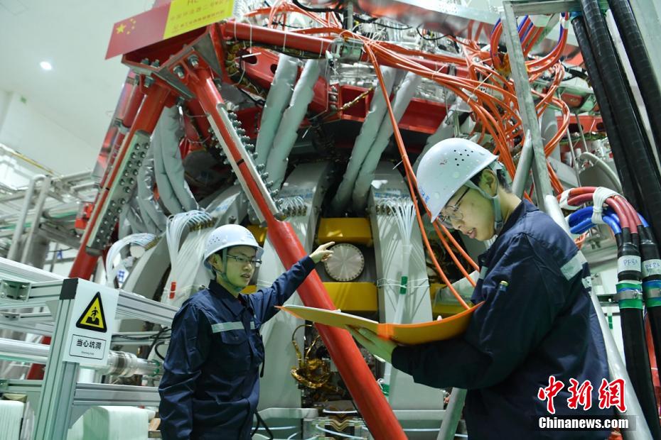 “中国环流器二号M”（HL-2M）装置由中核集团核工业西南物理研究院负责建造，采用了先进的结构和控制方式，是规模大、参数高的先进托卡马克装置。图为工程技术人员正在对“中国环流器二号M”进行最后的检查。 刘忠俊 摄