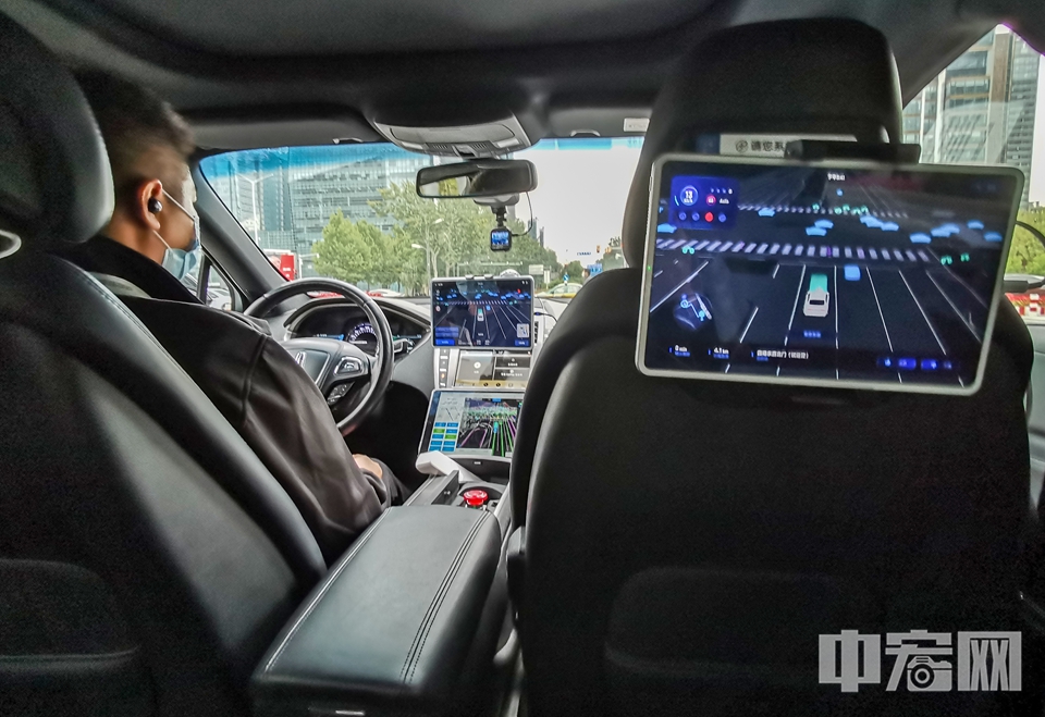 今年10月，百度自动驾驶出租车服务在北京全面开放。不过当时还处于车内有安全员的测试阶段，此次获得无人化路测（第一阶段）通知书后，就意味着百度的自动驾驶即将进入车内无人道路测试。 中宏网记者 富宇 摄