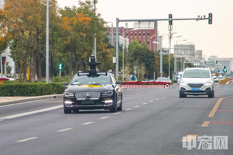 百度自动驾驶出租车在亦庄道路上行驶。 中宏网记者 康书源 摄