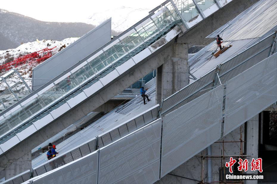 12月8日，位于河北省张家口市崇礼区的国家跳台滑雪中心“雪如意”正在加紧建设，北京2022年冬奥会期间此处将承办跳台滑雪比赛。 中新社记者 富田 摄
