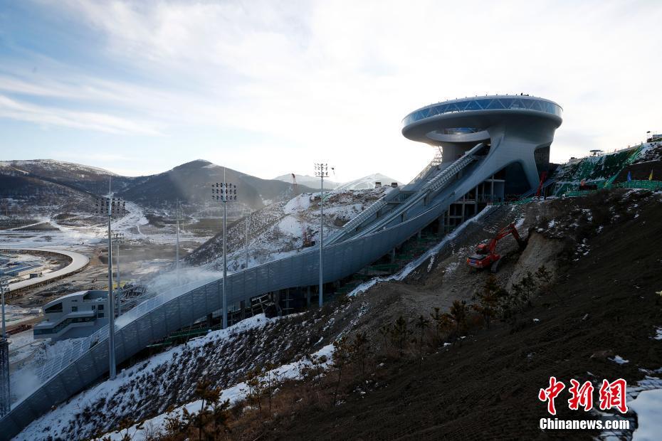 12月8日，位于河北省张家口市崇礼区的国家跳台滑雪中心“雪如意”正在加紧建设，北京2022年冬奥会期间此处将承办跳台滑雪比赛。 中新社记者 富田 摄