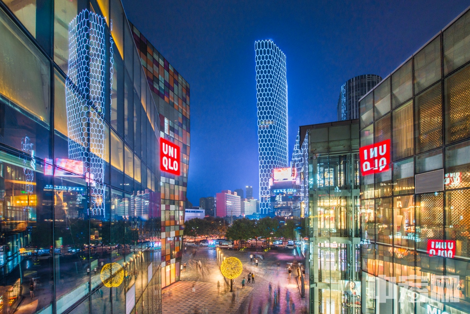 三里屯是北京时尚潮流生活的地标，也是北京“夜经济”最为活跃的地区之一。 中宏网记者 富宇 摄