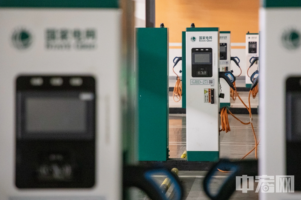 位于北京五棵松体育中心地下的北京最大规模集中式新能源充电站。 中宏网记者 康书源 摄