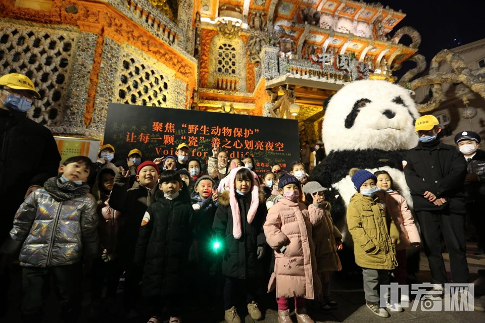 当晚的活动吸引了许多家长和小朋友参与，不少小朋友与“熊猫”玩偶进行光影互动显得异常兴奋。