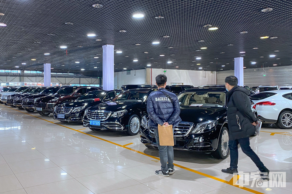 北京旧机动车交易市场的展厅内停满了待出售的车辆。据了解，新政中有一条规定：“推动个人名下第二辆及以上本市小客车有序退出”。个人名下如果有多辆车，只能选择一辆申请更新指标，多余车辆可向符合一定条件的配偶、子女、父母转移。但有些车主名下有多辆车，他们却不符合指标转移条件，于是就选择了匆忙卖车过户腾出指标更新车辆。
