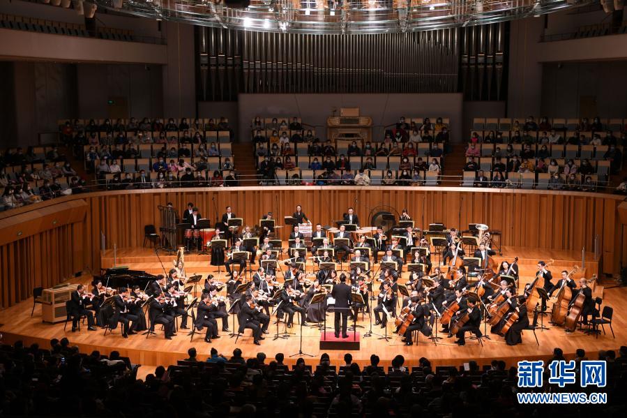 这是12月26日拍摄的音乐会现场。

　　当日，中国交响乐团2021新年音乐会在北京国家大剧院上演。

　　新华社记者 金良快 摄