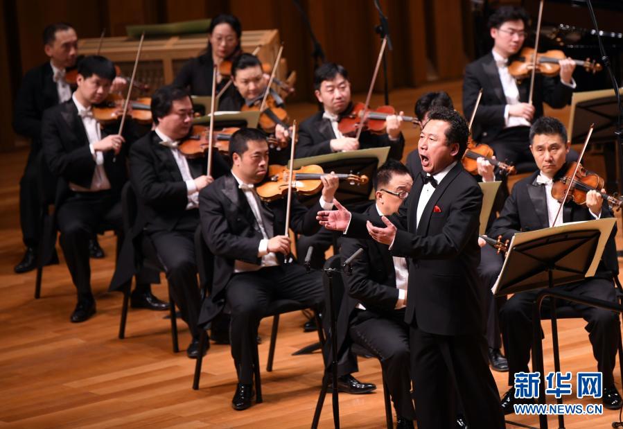 12月26日，歌唱家袁晨野在音乐会上演唱《黄河颂》。

　　当日，中国交响乐团2021新年音乐会在北京国家大剧院上演。

　　新华社记者 金良快 摄
