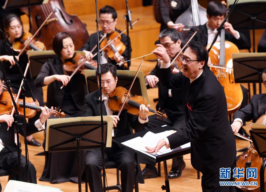 12月26日，谭利华在音乐会上指挥。

　　当日，中国交响乐团2021新年音乐会在北京国家大剧院上演。

　　新华社记者 金良快 摄