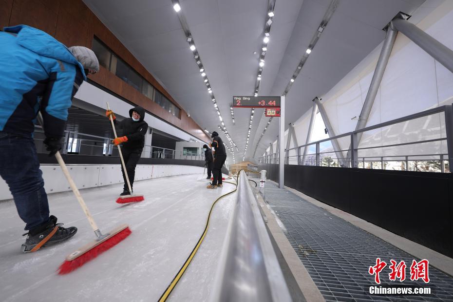 12月29日，在延庆赛区的国家雪车雪橇中心，工作人员在清理赛道。北京2022年冬奥会和冬残奥会场馆共有3个赛区，其中，延庆赛区位于小海陀山区域，海拔最高点2198米，是北京冬奥会建设难度最大的赛区。国家雪车雪橇中心采用了世界顶尖的赛道设计，是北京市冬奥工程竞赛场馆中设计难度最高、施工难度最大的新建场馆。 中新社记者 蒋启明 摄