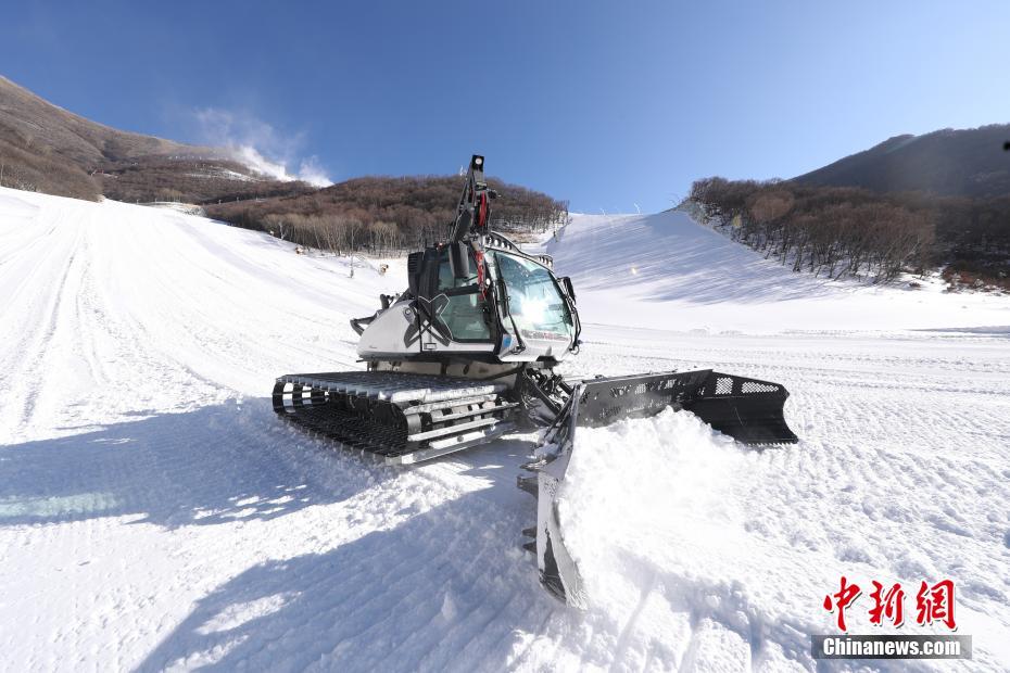 12月29日，在延庆赛区的国家高山滑雪中心，铲雪车在整理赛道。北京2022年冬奥会和冬残奥会场馆共有3个赛区，其中延庆赛区位于小海陀山区域，海拔最高点2198米，是北京2022年冬奥会建设难度最大的赛区。国家高山滑雪中心共建设7条赛道，这里拥有国内第一条符合奥运标准的高山滑雪赛道，也是目前世界上难度最大的比赛场地之一。目前，国家高山滑雪中心7条赛道及附属设施全部完工，已于今年11月通过国际滑雪联合会的场地考察认证。 中新社记者 蒋启明 摄