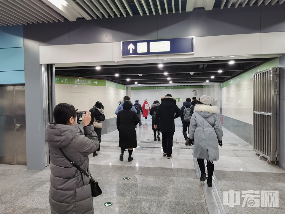乘客拍摄新开通的16号线中段。 中宏网记者 富宇 摄