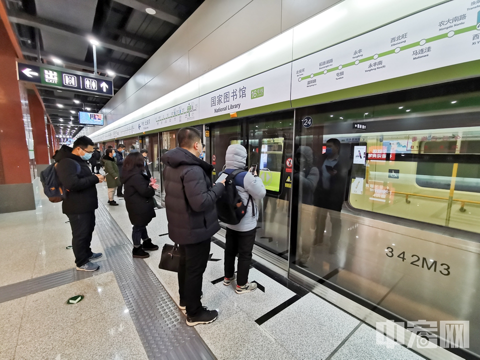 一大早，地铁16号线中段迎来了首批乘客。 中宏网记者 富宇 摄