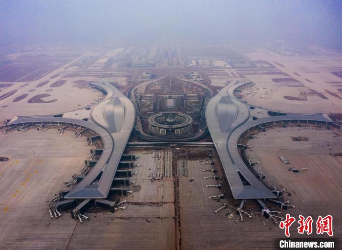 成都天府国际机场T1、T2航站楼航拍全景。　张鼎 摄