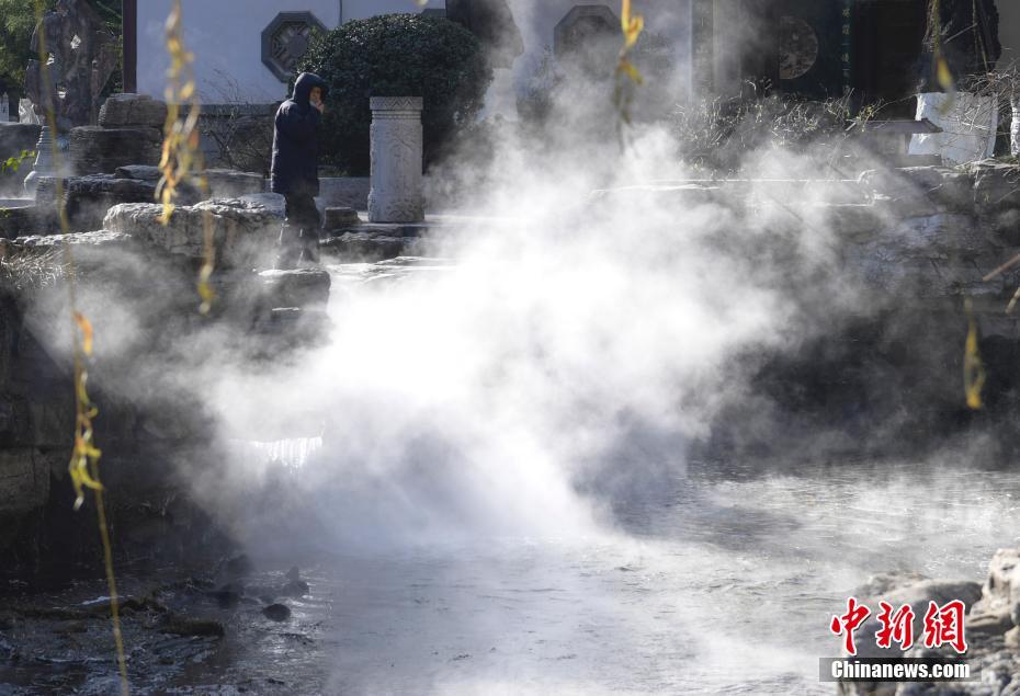 受冷空气影响,山东省济南市气温骤降,趵突泉泉水蒸发的水汽上升遇冷