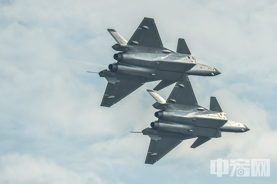 2017年9月28日，国防部新闻发言人吴谦大校介绍歼-20飞机已经列装部队。 胡光 摄