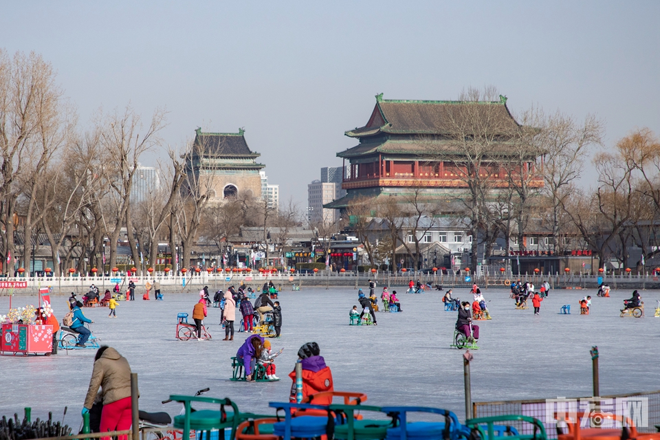 中宏网1月12日电（记者 康书源）近日，北京什刹海冰场正式对外营业。今年的什刹海冰场开放前海和后海两块区域，为游客提供单人冰车、双人冰车、冰上自行车、冰鞋等娱乐设施。