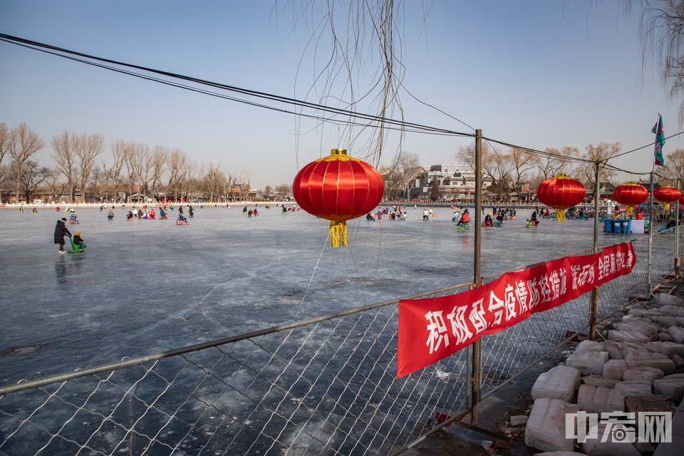 今年冰场的购票方式改为现场扫码购票和线上预约购票两种形式，采取限流措施，并呼吁市民绿色出行，带好口罩、扫健康宝、测体温进入冰场。