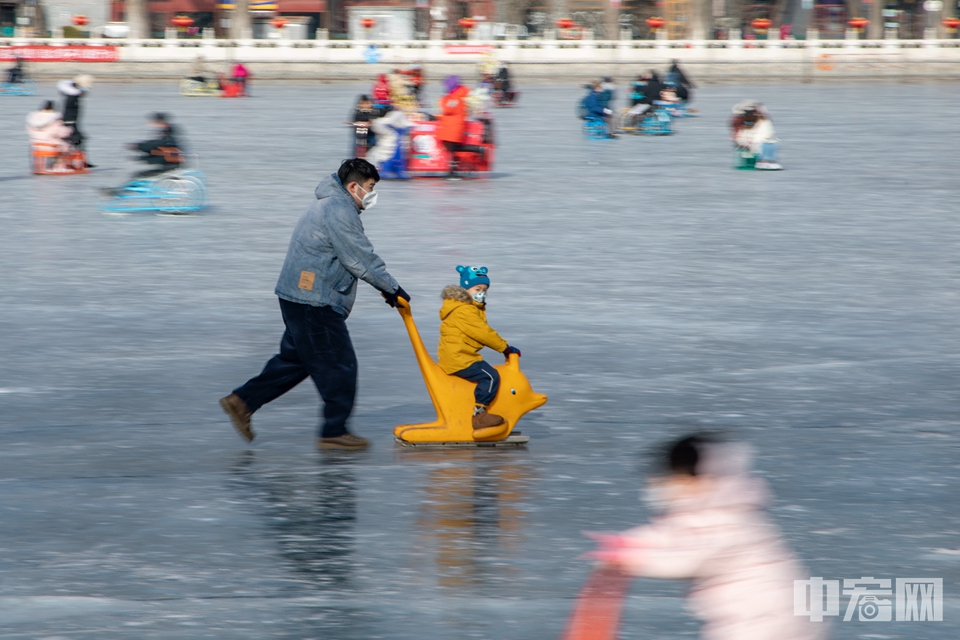市民在冰场里体验冰上趣味项目。