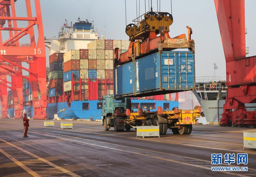 1月14日，在江苏连云港港集装箱码头，大型机械从集装箱船舶上卸载货物。

　　海关总署1月14日发布数据，2020年我国货物贸易进出口总值32.16万亿元，同比增长1.9%，在新冠肺炎疫情和单边主义保护主义等多重压力之下创历史新高，成为全球唯一实现货物贸易正增长的主要经济体。

　　新华社发（王健民 摄）