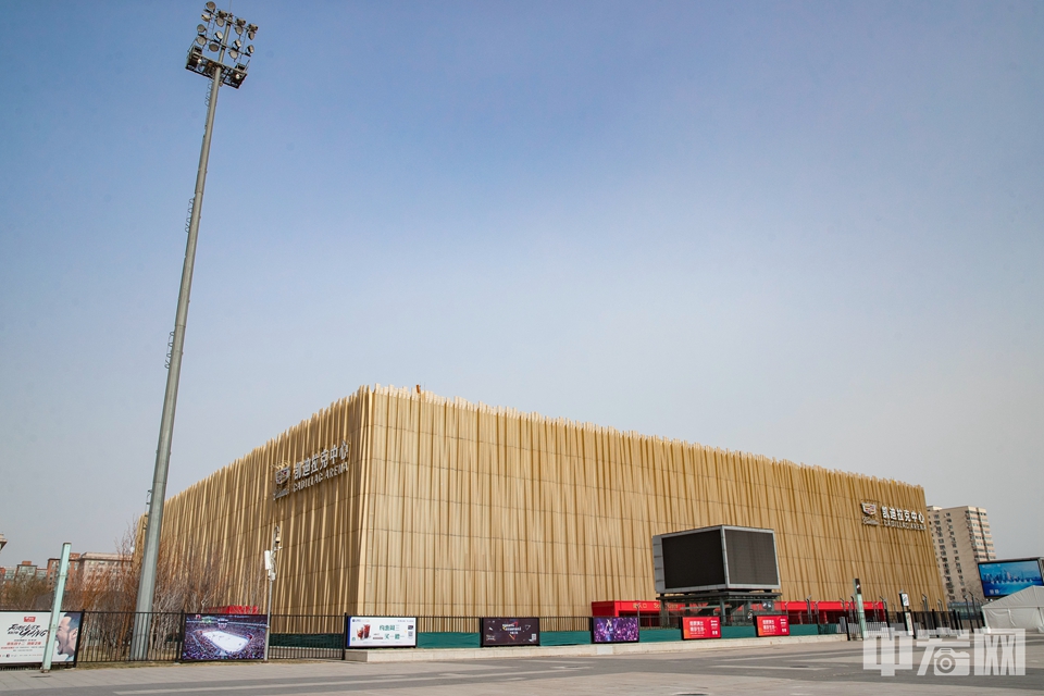 五棵松体育馆，2017年11月冠名为凯迪拉克中心。这里是2008年北京奥运会篮球项目比赛场馆。奥运会后，又斥资数亿按照世界顶级演唱会场馆标准进行了改造，成为既适合举办大型体育比赛又适合举办演唱会等娱乐活动的综合性场馆。