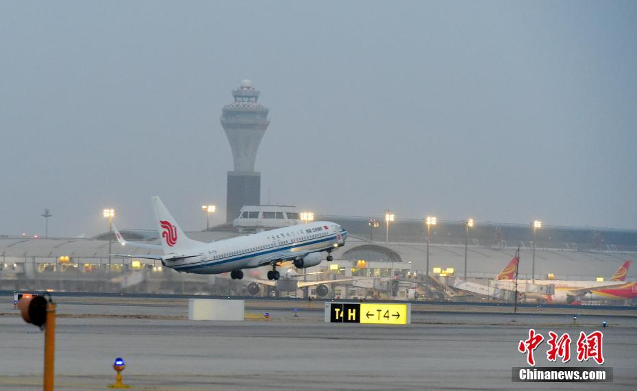 1月15日，国航在北京首都国际机场T2和T3航站楼同时运营国内航班，开启“一场两区”运营模式。此次转至T2航站楼运行的目的地城市达到21个，每日国航在T2国内进出港航班72班。图为一架国航飞机从T2航站楼起飞。 中新社发 张韬 摄