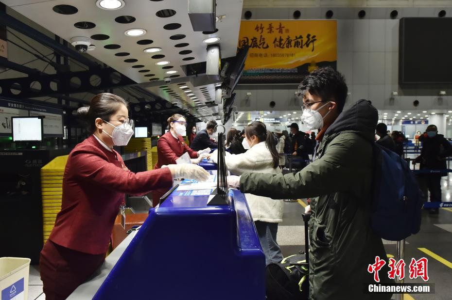 1月15日，国航在北京首都国际机场T2和T3航站楼同时运营国内航班，开启“一场两区”运营模式。此次转至T2航站楼运行的目的地城市达到21个，每日国航在T2国内进出港航班72班。图为国航转场至T2后，乘坐首架航班CA1691的旅客办理乘机手续。 中新社发 吕俊杰 摄