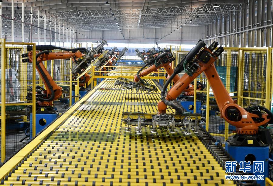 在福建省福清市的福耀玻璃集团汽车玻璃生产车间，机械手在生产线上作业（2021年1月12日摄）。新华社记者 姜克红 摄