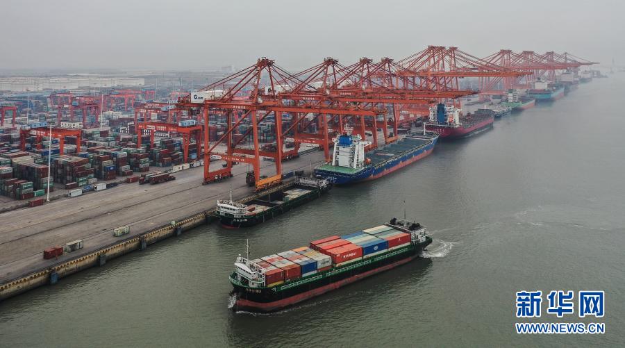 一艘海轮正在停靠广西钦州港码头（2021年1月16日摄，无人机照片）。新华社记者 张爱林 摄