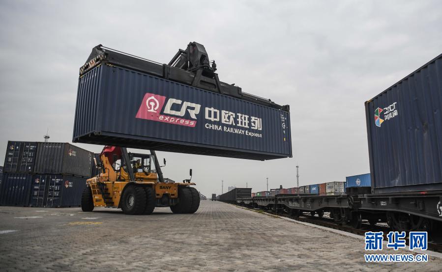 在广西钦州港东站，吊车在装运中欧班列货物（2021年1月16日摄）。新华社记者 张爱林 摄
