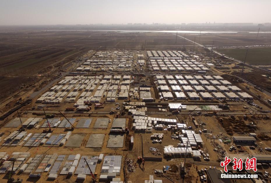 图为航拍完成主体拼装的集成房屋。 中新社记者 谌诗雨 摄