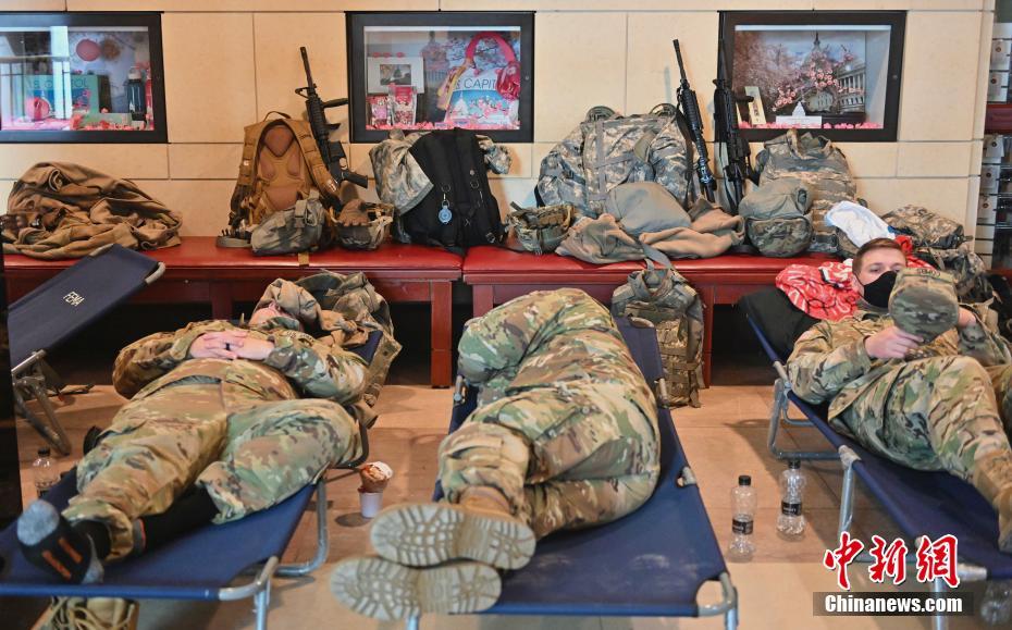 图为1月18日在国会大厦游客中心内休整的国民警卫队员。 中新社记者 陈孟统 摄