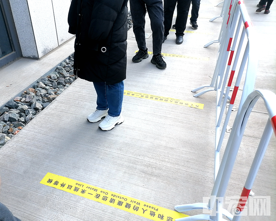 1月20日，民众在大兴旧宫中科电商谷核酸检测点排队等候核酸检测。 中宏网记者 刘一乐 摄